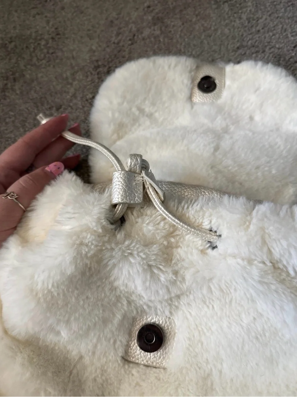 Plush Hedwig Backpack - Cream Faux Fur - Picture 3 of 4